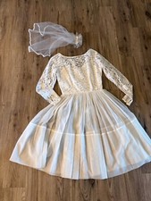 Women  s Vintage Lace top Wedding Dress 1962 And Veil Size 4 knee length