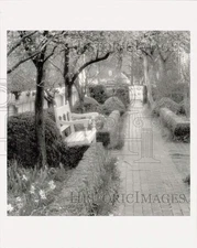 1989 Press Photo Garden Path at Colonial Williamsburg, Virginia - tup25298