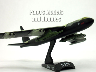 Boeing B-52 (BUFF) Stratofortress Bomber - Camo - 1/300 Scale