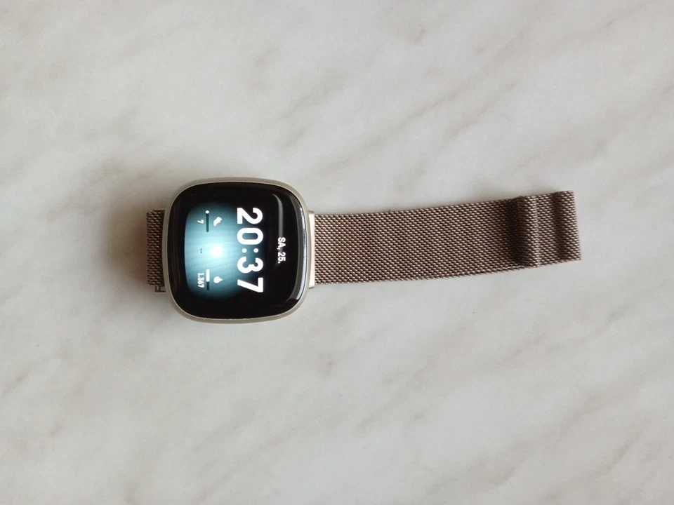 Fitbit Versa 3 40mm Aluminiumgehäuse  Gold für IOS + Android Smartwatch GPS  - Bild 2 von 4