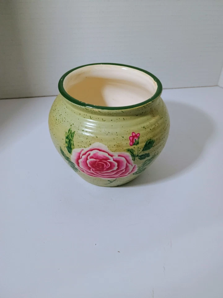 Maceta verde pintada a mano con diseño de flor rosa rosa Foto 2 de 4
