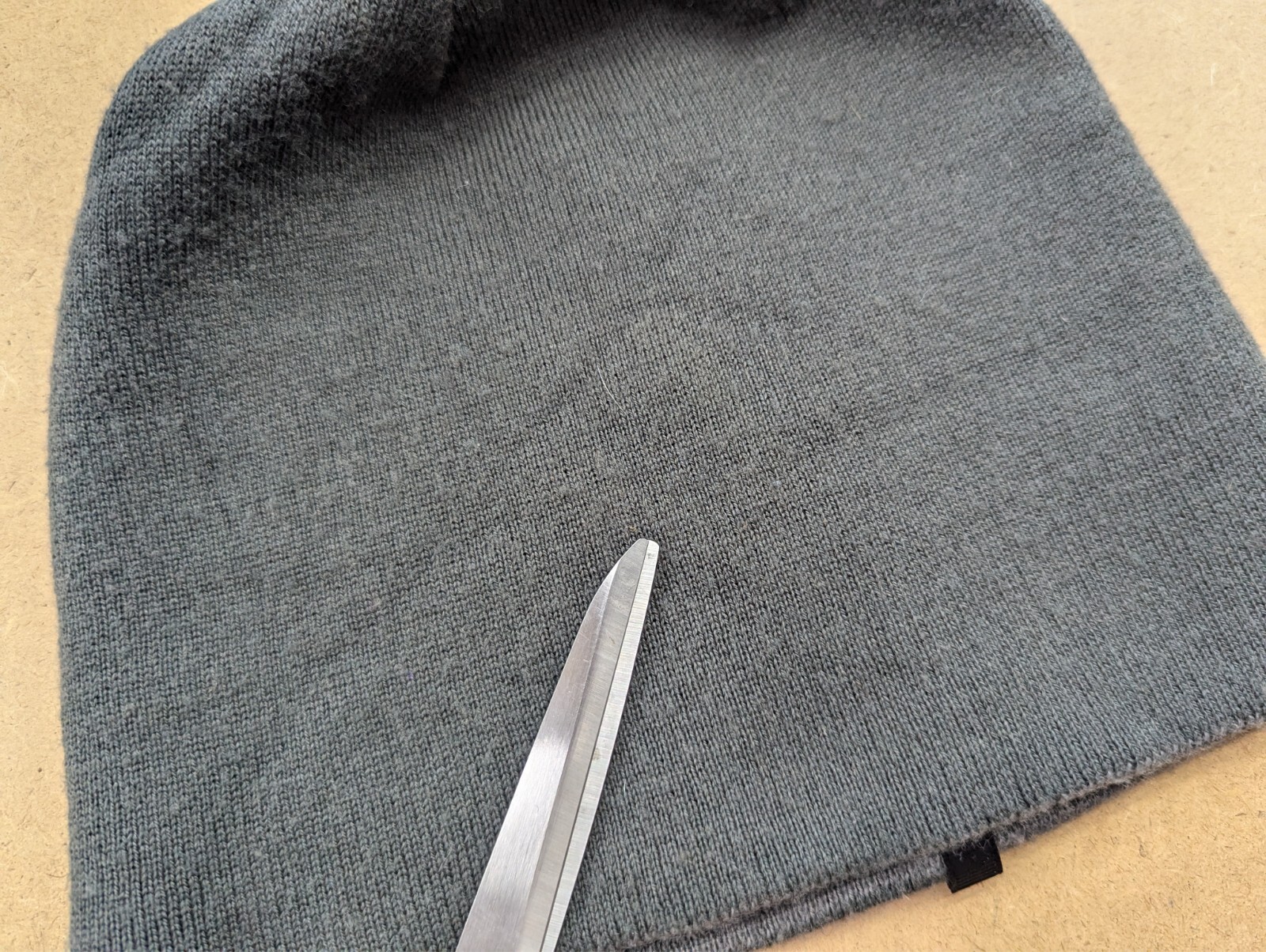 Cappello Arc'teryx Crest Toque Beanie taglia unica reversibile misto lana grigio nero