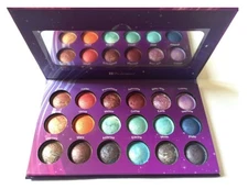 BH Cosmetics Galaxy Chic 18 Shades Baked Eyeshadow Palette Brand New