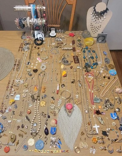 Antique Vintage Estate Exquisite Costume Jewelry Lot Gold Vibrant Some Signed