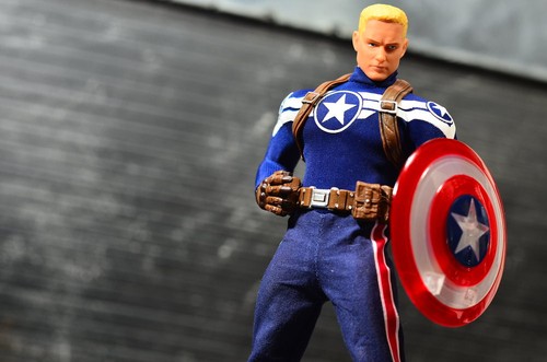 Captain America Commander Rogers One: 12 Collective Mezco PX Exclusive Figure - Picture 2 of 8