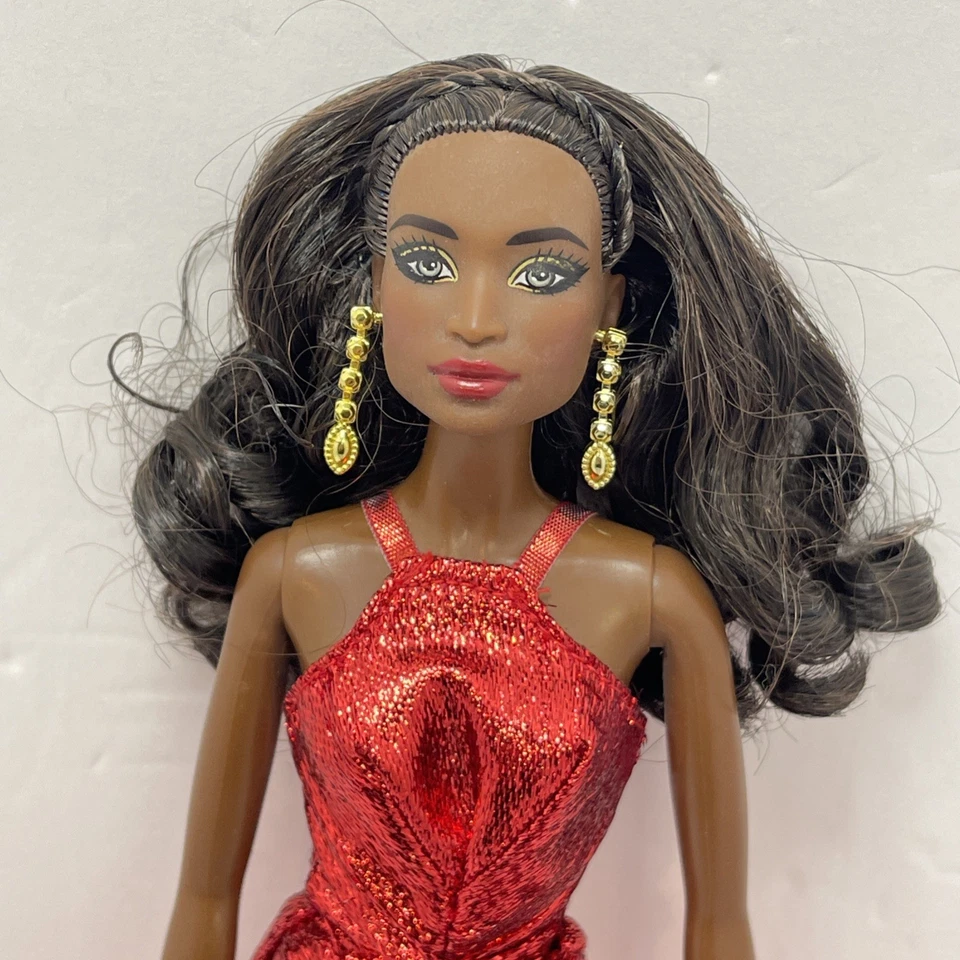 Barbie afroamericana modelo musa vestido de baile vestido de vacaciones rojo metálico Foto 2 de 4
