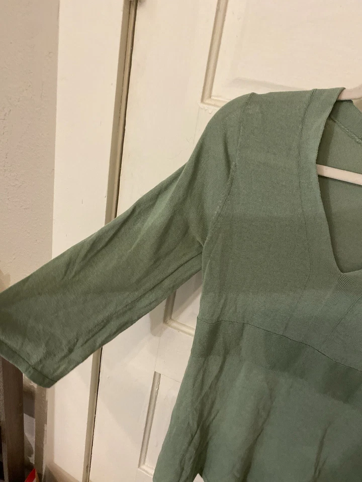 Women’s NINE&CO By Nine West Med Moss Green 3/4 Sleeve VNeck Shirt - Imagem 3 de 4