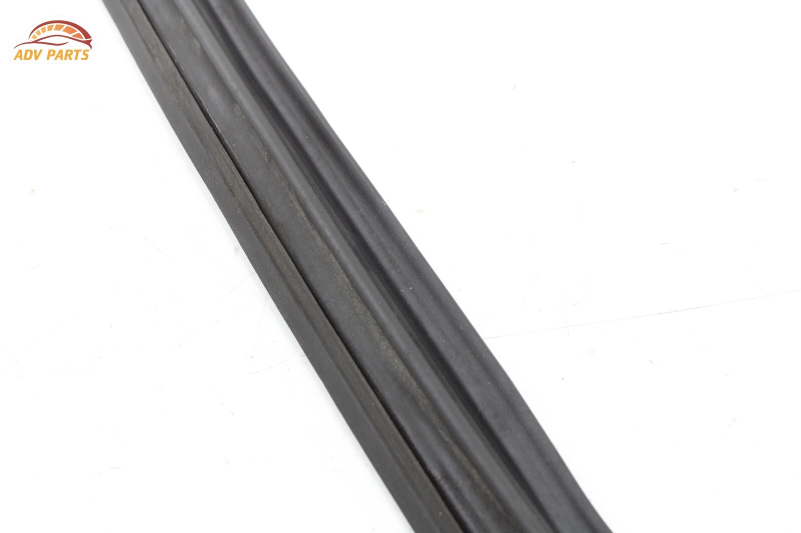 2017-2020 BENTLEY BENTAYGA TAILGATE LIFTGATE UPPER CENTER WEATHERSTRIP SEAL OEM