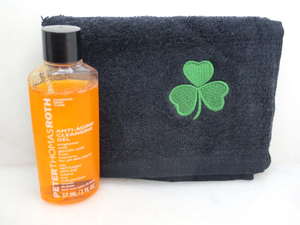 PETER THOMAS ROTH GEL LIMPIADOR ANTI ENVEJECIMIENTO CON GLICÓLICO + PAÑO LIMPIADOR NEGRO Foto 2 de 3