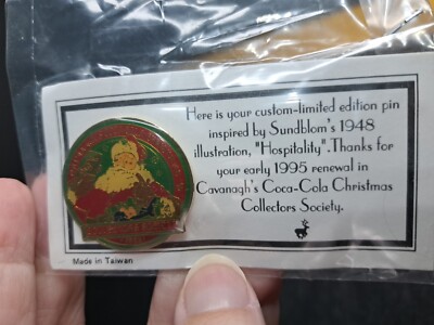 1995 CAVANAGH COCA  COLA CHRISTMAS COLLECTOR'S SOCIETY PIN NEW OLD STOCK