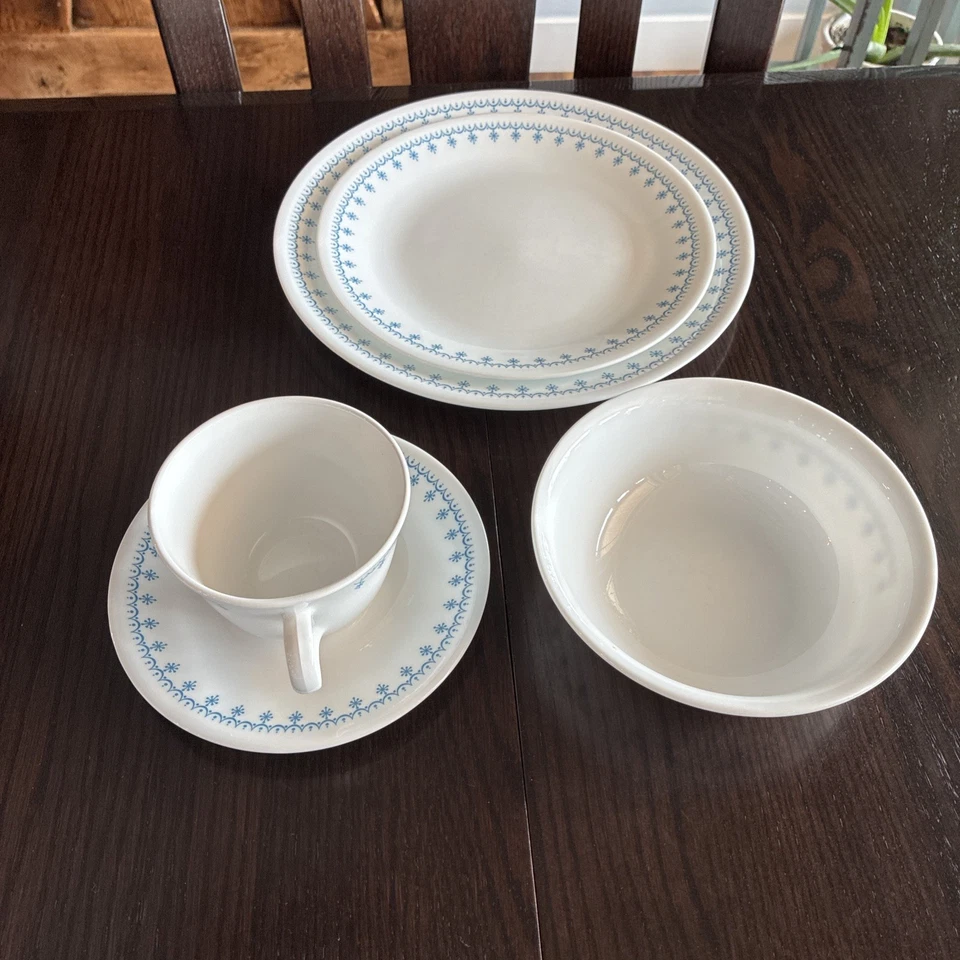 Juego 20 piezas Corelle Corning Guirnalda Azul Copo de Nieve Vajilla 4 Ajustes de Mesa Foto 2 de 4