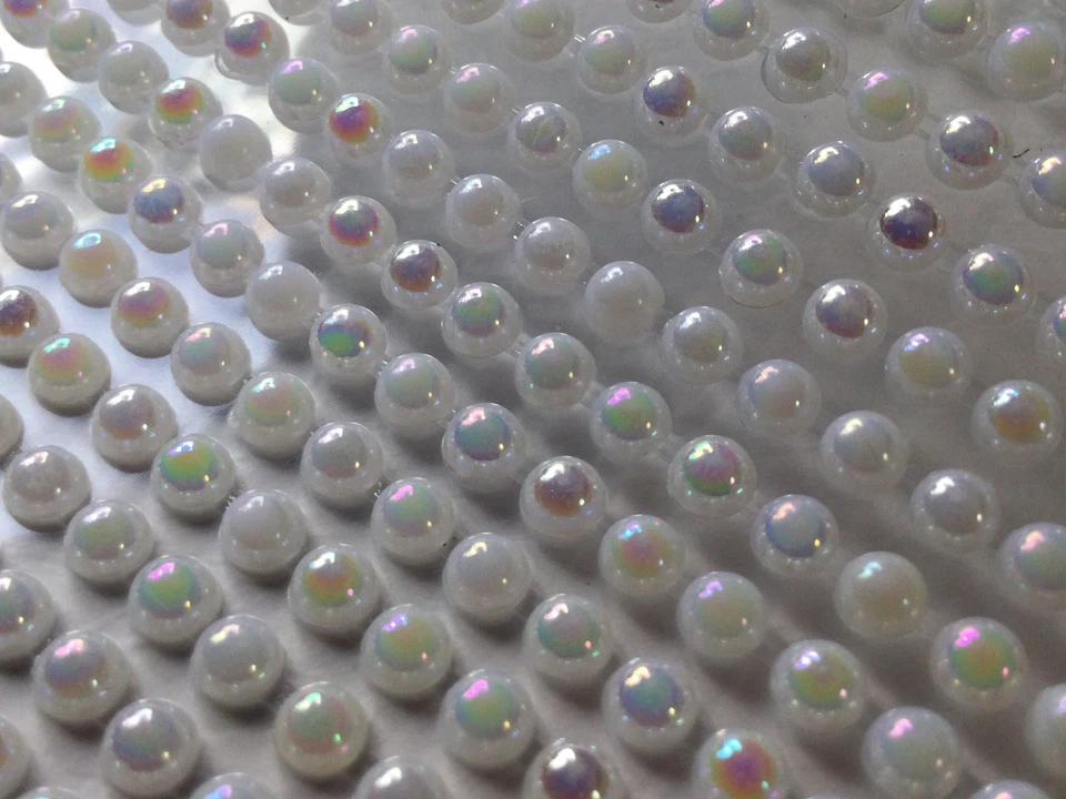 500 Selbstklebende Halbperlen 4mm Rund Deko Hochzeit Verzieren Weiß AB Irisieren - Bild 3 von 3