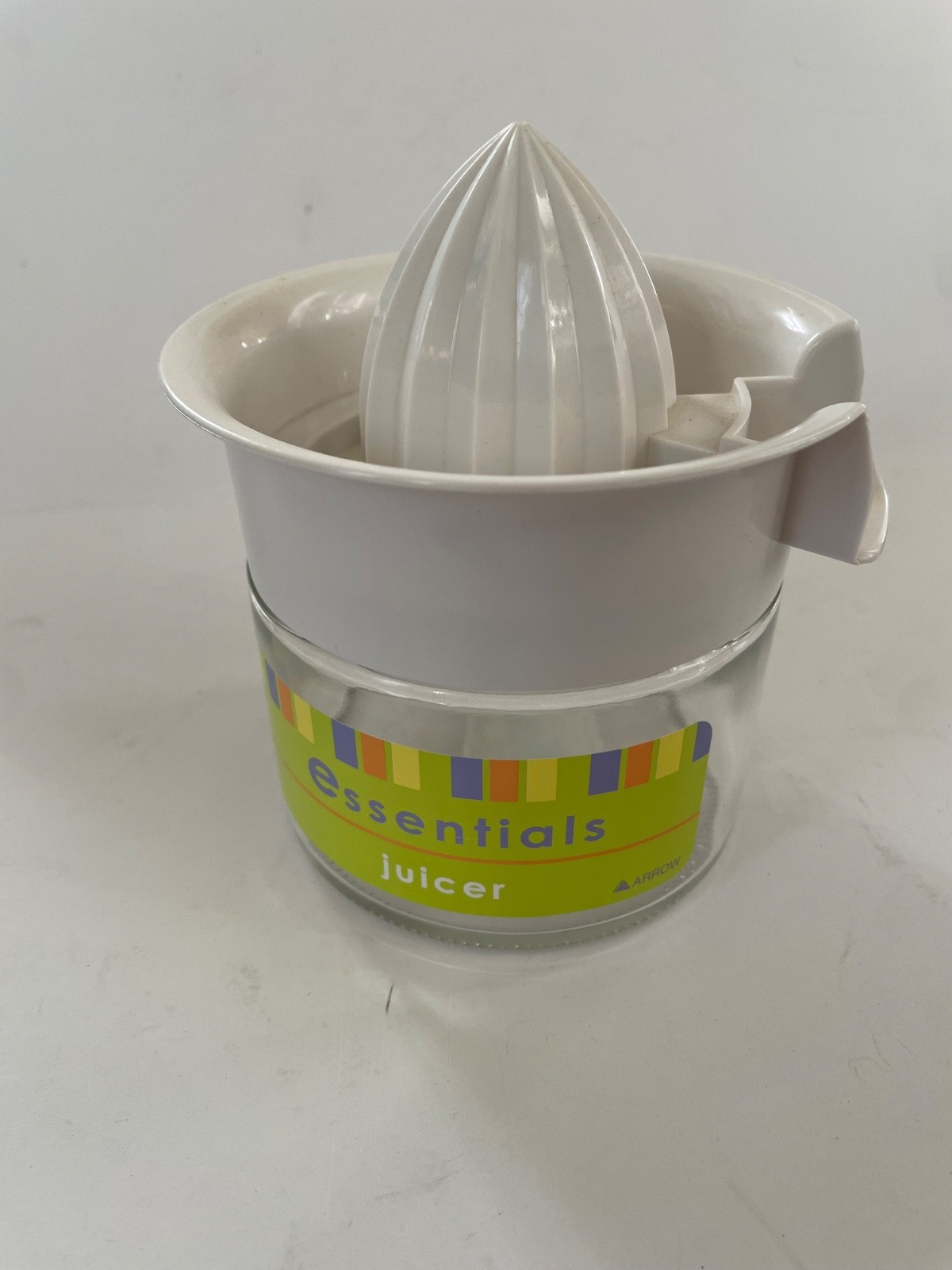 Arrow Home Products 12 oz Citrus Juicer Manual White Plastic Top Glass Bottom 