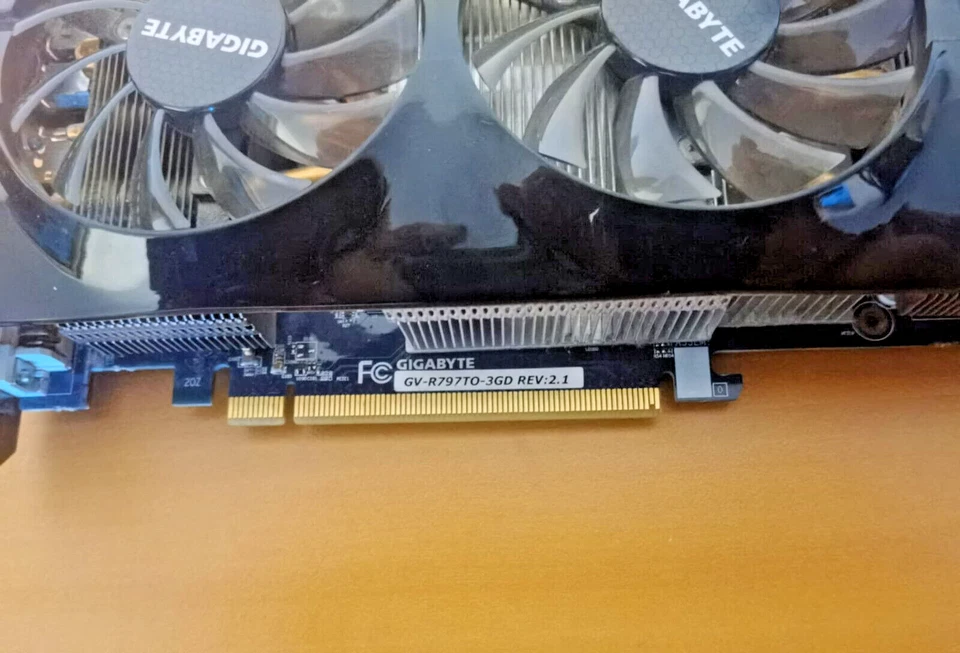 GIGABYTE AMD RADEON HD 7970 Ghz Edition DVI/HDMI/2x Mini DisplayPort 3Gb - Photo 4/4