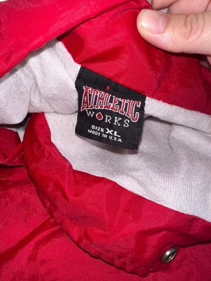 Chaqueta cortavientos vintage de nailon Athletic Works talla XL roja a presión hecha en EE. UU. Foto 3 de 4