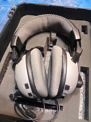 Call of Duty MW3 Ear Force Delta Wireless Turtle Beach Delta Headphones w/ Case - Picture 5 of 10
