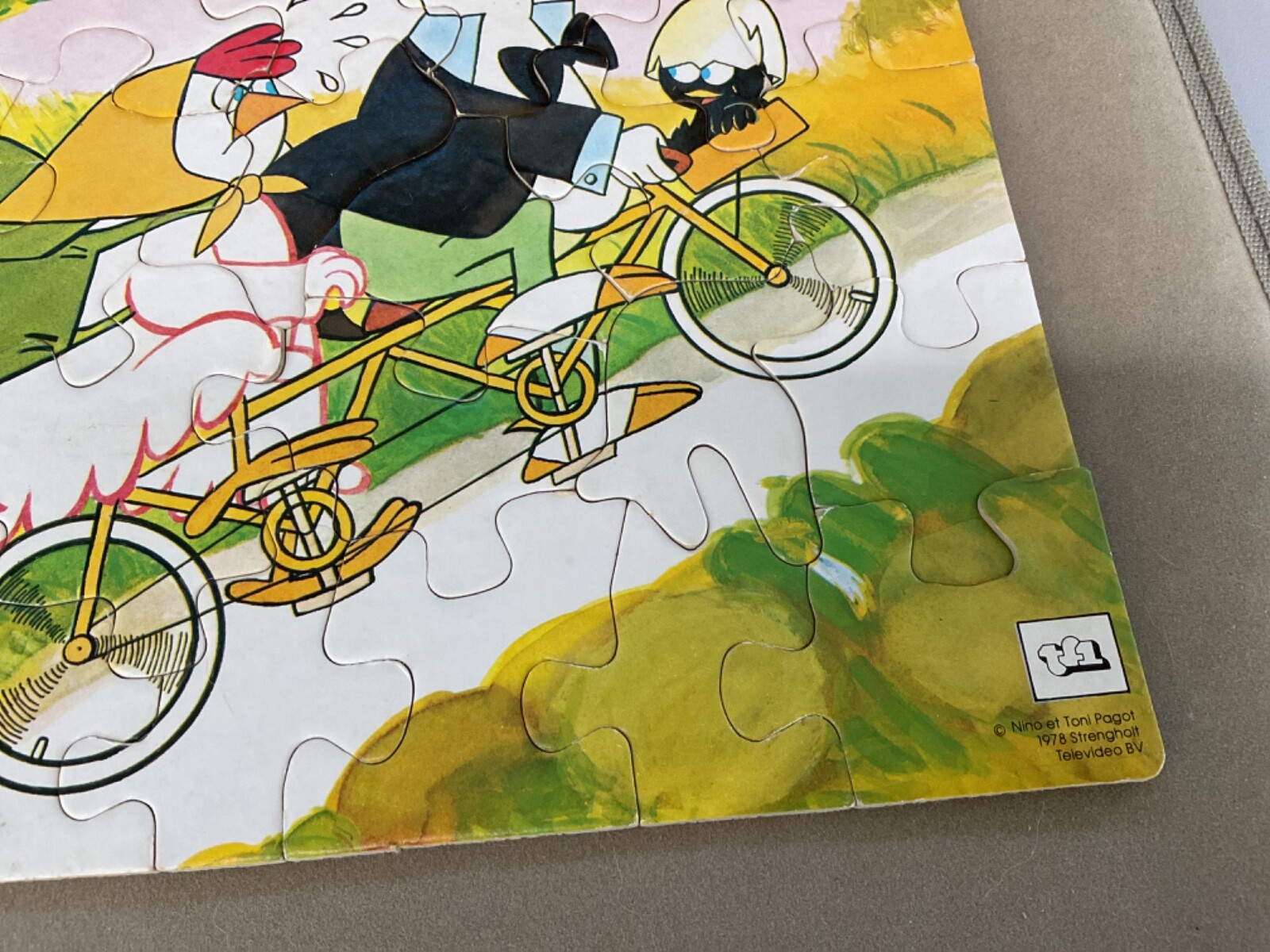 3 VINTAGE RARE JIGSAWS FRED BASSETT 112 pc ASTERIX 400 pc CALMERO 35pc