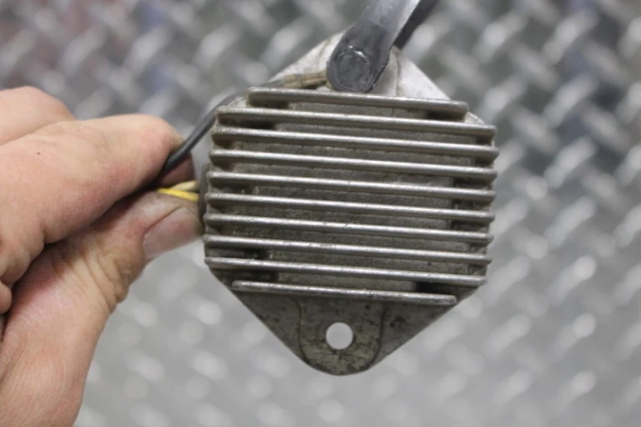 Suzuki GS1000L 1979 regulador de voltaje Foto 2 de 4