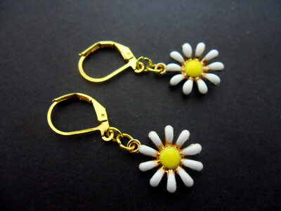 EIN PAAR NIEDLICHE KLEINE SONNENBLUMEN-GÄNSEBLÜMCHEN-MOTIV HAKEN-OHRRINGE MIT LEVERBACK. NEU.