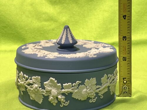 Wedgwood Jasperware Blue Grape Vine Powder Candy Jar Vanity Dresser Box & Lid - Picture 2 of 8