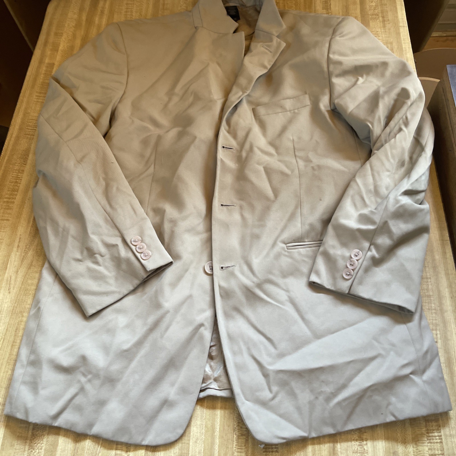 Classic Claiborne Men's Blazer in Size 42R for a Sharp Look-image