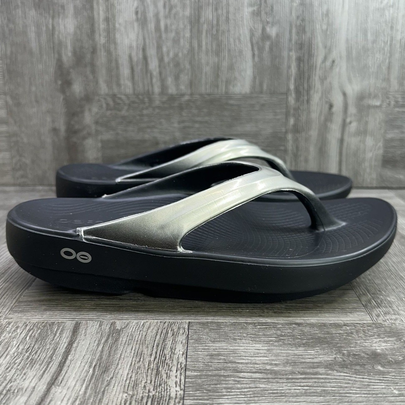 Oofos OOlala Luxe Sandals Women 7 Black Latte NEW Recovery Comfort Flip Flops