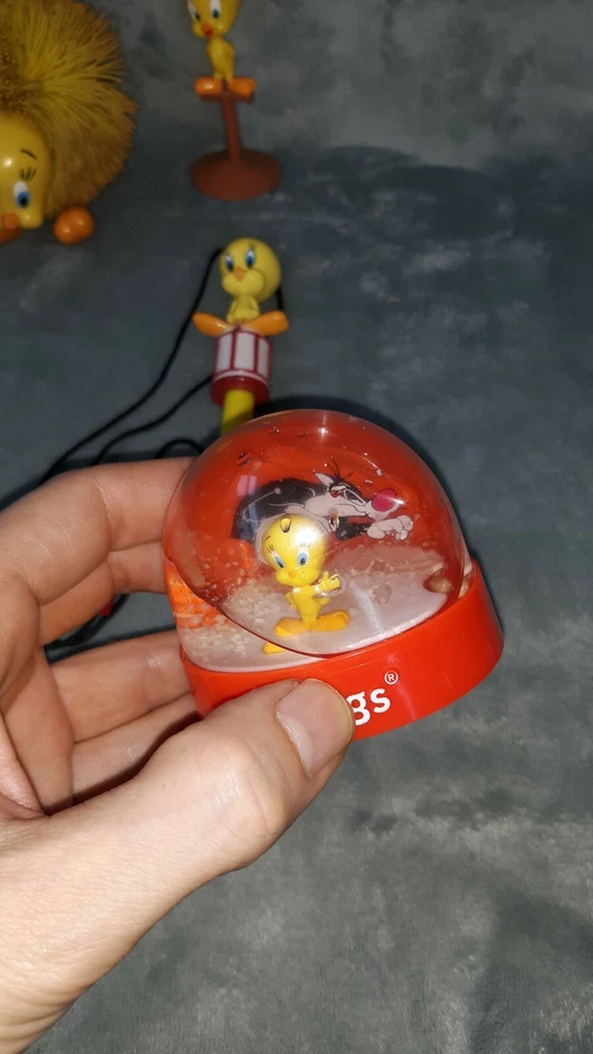 Lote De Colección De Artículos De Pájaros Piolín Figura Globo De Nieve Y Más De Colección Seis Banderas Koosh Foto 4 de 4