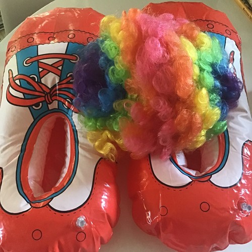 Vtg Red Inflatable Big Clown Feet Vinyl With Multicolor Wig Halloween Costume - Afbeelding 1 van 5