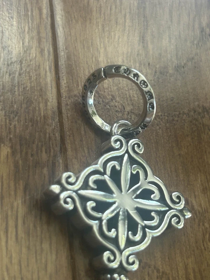 Dije con llave cruz corazones cromados unisex plata 925 Foto 3 de 3