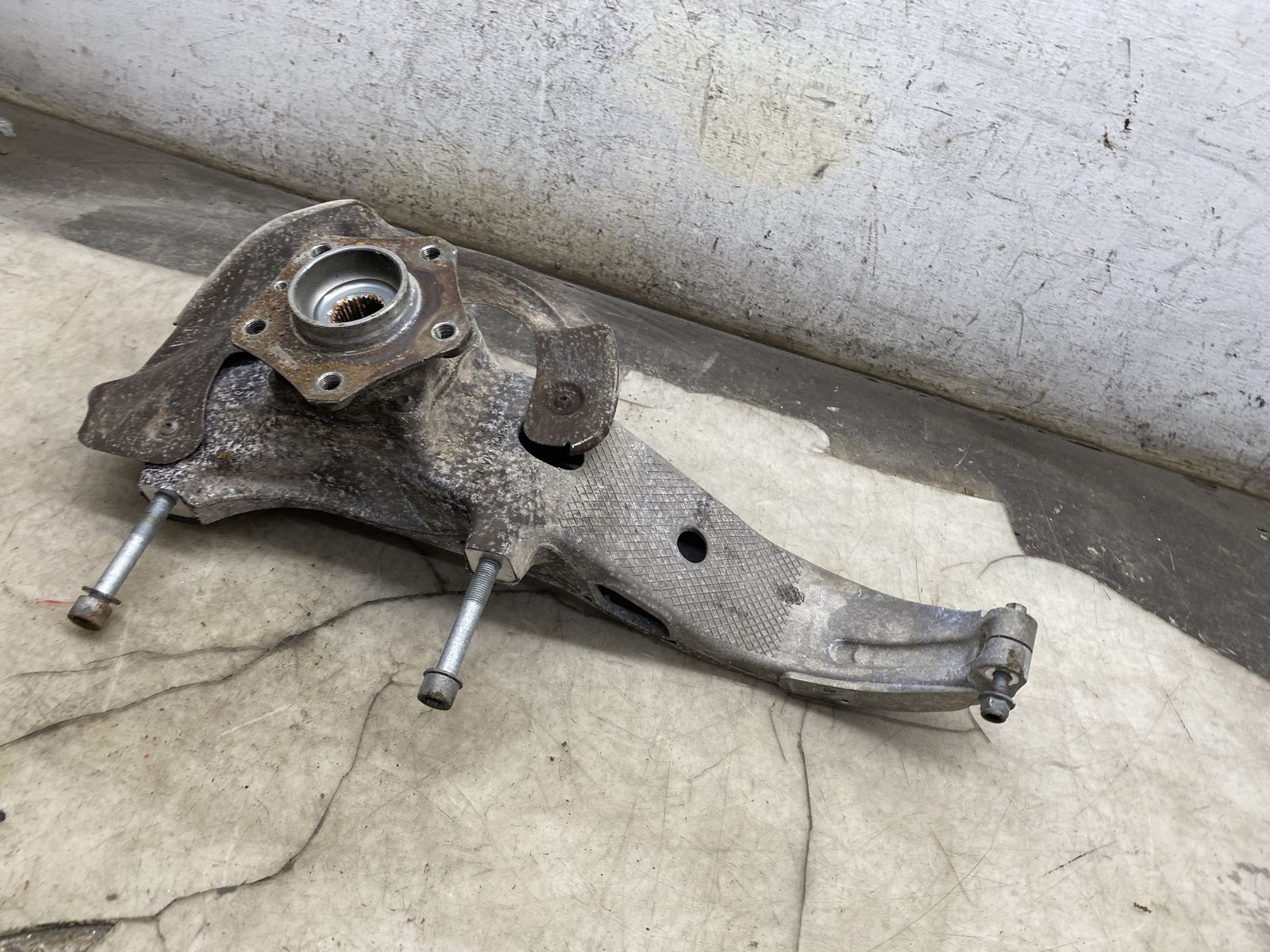 2020-2024 ASTON MARTIN DBX OEM 4.0L FRONT LEFT SPINDLE KNUCKLE WHEEL HUB