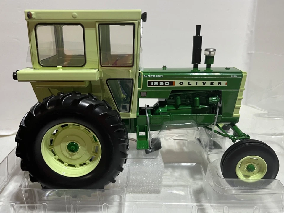 Oliver 1850 Tractor Wide Front w Cab Classic Series 1/16 Scale NIB by SpecCast - Image 4 of 4