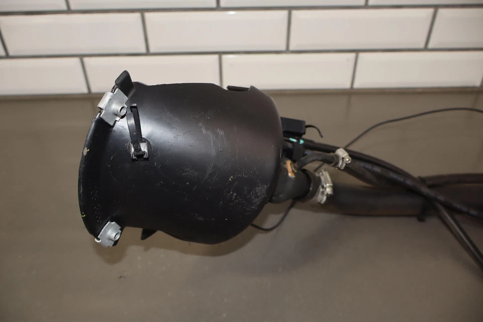 07-14 GMC Yukon Denali SWB cuello de llenado de combustible libre de óxido OEM 6,2 L V8 Foto 3 de 4