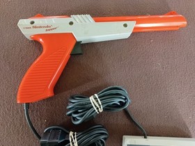 Nintendo NES Zapper Light Gun Gray NES‑005 & Original Controller Untested Parts