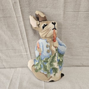 VTG 1988 Complete Needlepoint PETER RABBIT Beatrix Potter Pillow Easter Bunny