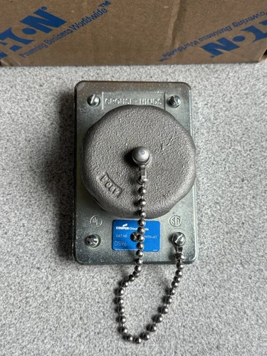 NEW Eaton Crouse-Hinds DS96 Receptacle Housing Cover Outlet 1Gang 125V 15A 3P 2W
