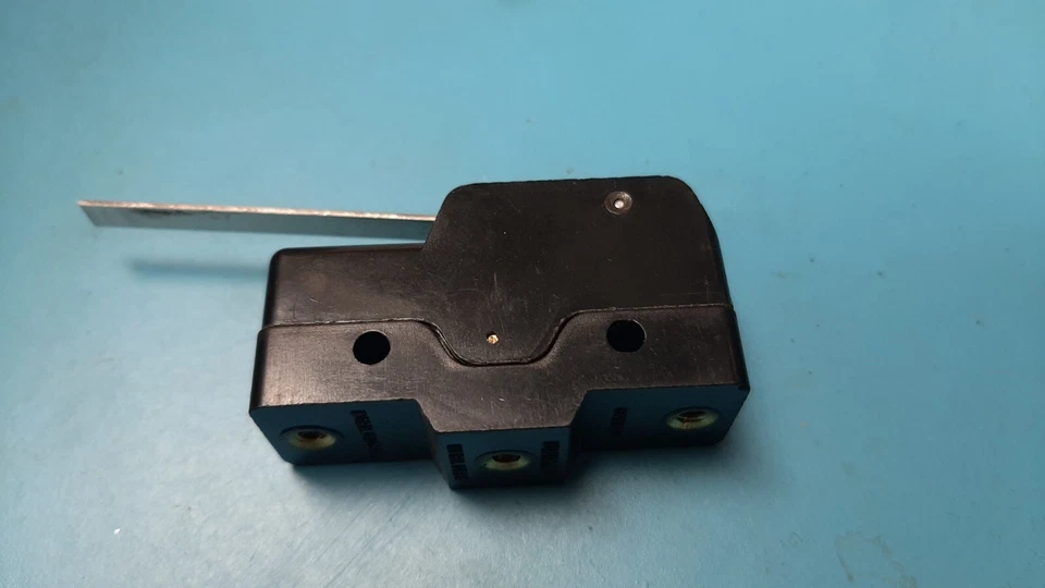 INTERRUPTOR DE PALANCA UNIMAX 2HBT-5-Y NORMALMENTE ABIERTO O NORMALMENTE CERRADO - 20AMP 125V AC Foto 3 de 4