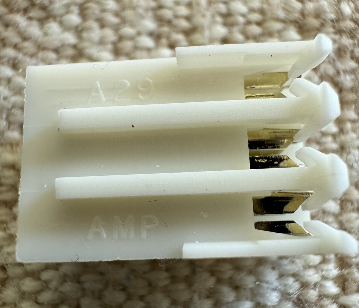 1 - MOLEX Type 3-PIN Multi-Pin Gold Pin Connector .062 in Pins Nylon 12x20mm 585