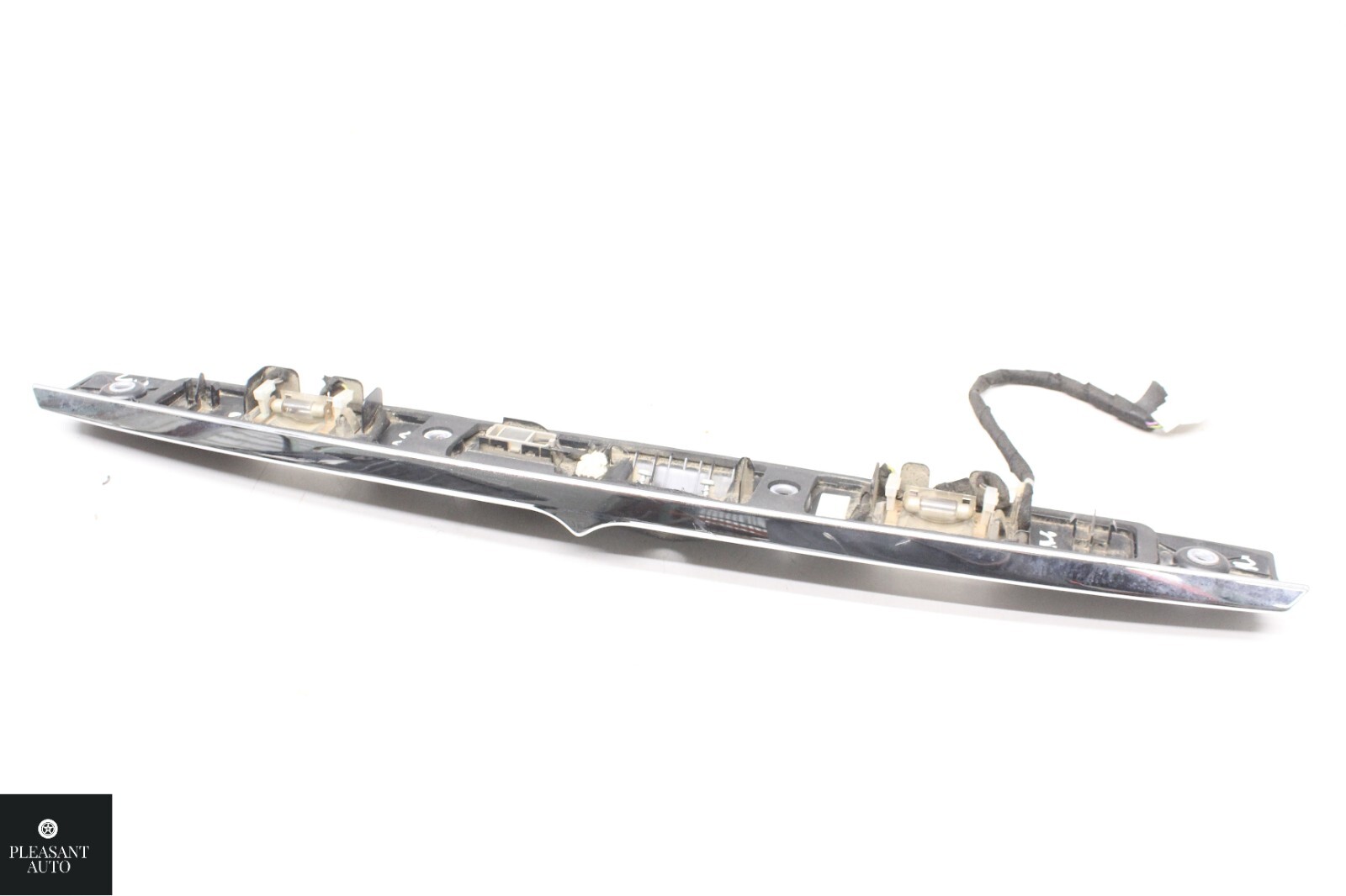TRUNK LID TRIM MOLDING ASSEMBLY OEM 14-17 MASERATI QUATTROPORTE S 3.0