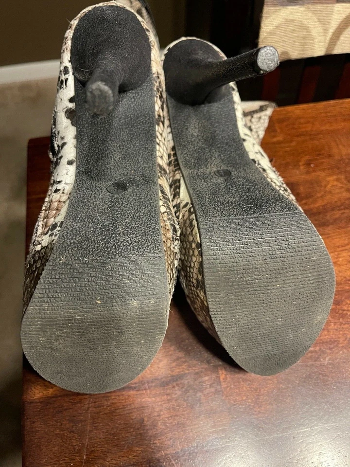 Bota Charlotte Russe imitación piel de serpiente tacón punta punta para mujer (talla 8) - Usada en Excelente Condición! Foto 4 de 4