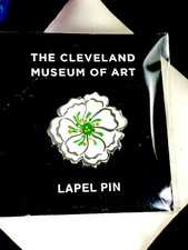 NIB CLEVELAND MUSEUM OF ART SILVER-TONE WHITE ENAMEL MUM FLOWER TACK LAPEL PIN 