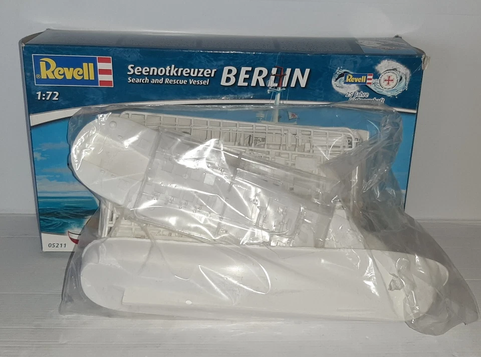 REVELL 1/72 SENOTKREUZER SEARCH AND RESUCUE VESSEL BERLIN KIT MONT. REF.05211 - Immagine 2 di 3