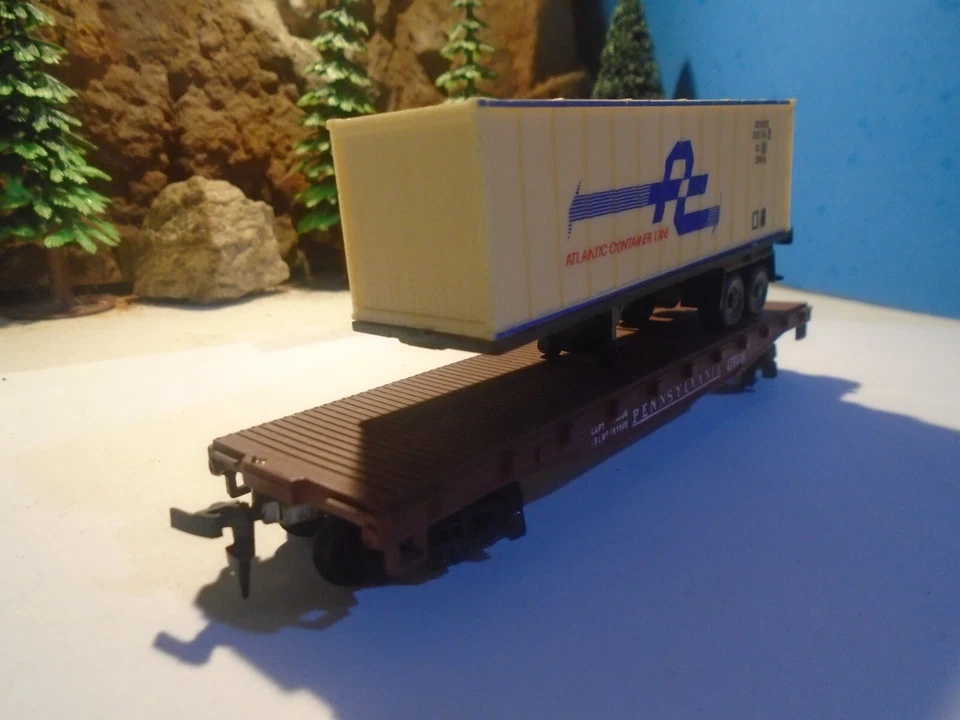 LIMA HO  ATLANTIC CONTAINER LINE TRAILER ON PENNSYLVANIA FLAT CAR #47  5-143-1-5 - Image 2 of 4