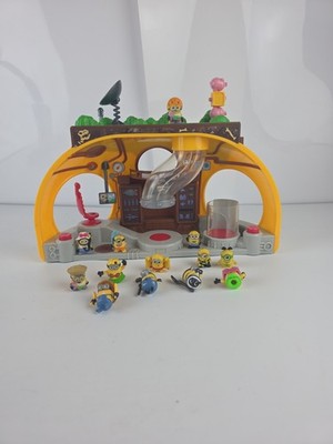 Despicable Me Dru's Super Lair Spielset von Moose Toys. Mini Figuren, Sounds