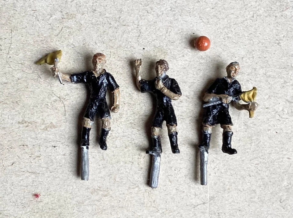 LANGLEY MODELS - OO, F172 - FOOTBALL MATCH FIGURES (25 players/Officials + Ball) - Image 4 of 4