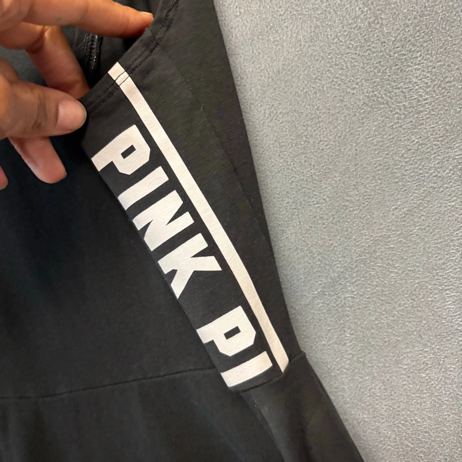 UNDERCOVER Abito rosa swing performance atletica donna vestibilità piccola e svasato logo preppy