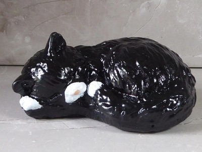 Handgefertigte süße schlafende schwarz-weiße Katze Kätzchen Steinguss Garten Ornament