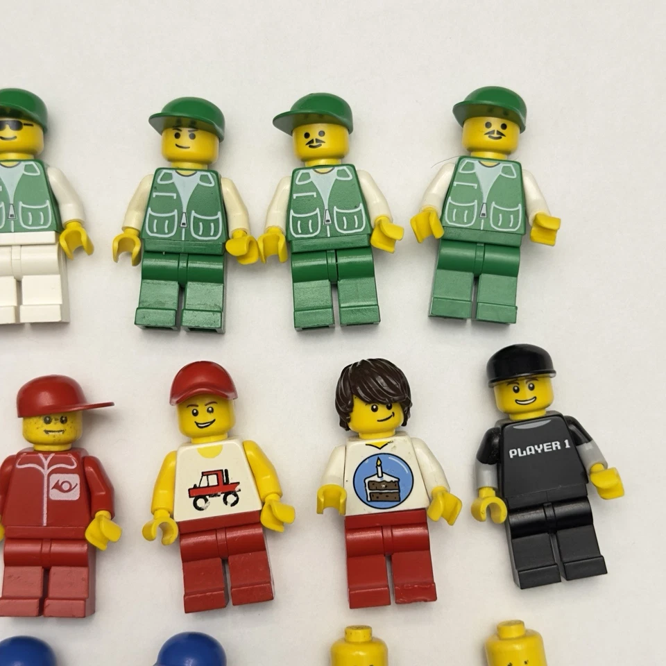 Vintage LEGO Classic City Town Minifigures Lot - Image 3 of 4