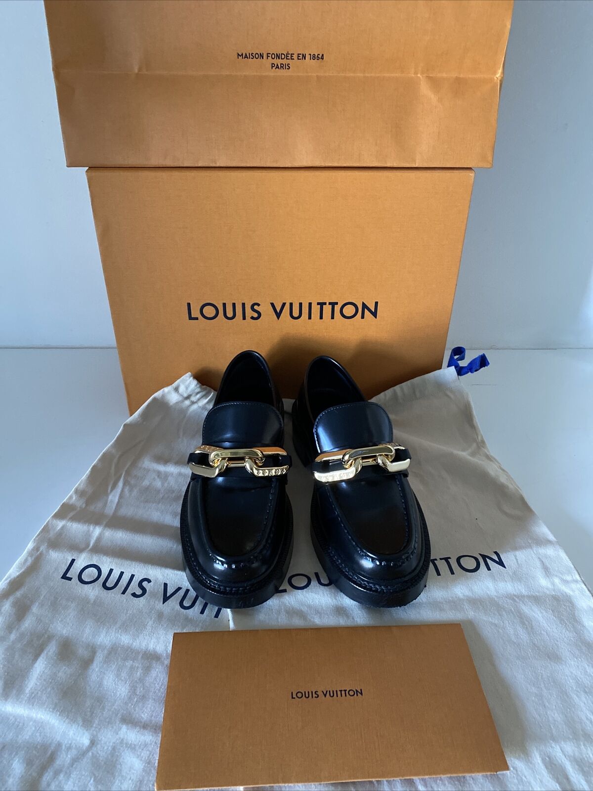 Louis Vuitton Pair of red loafer Size : 38 With its dust…