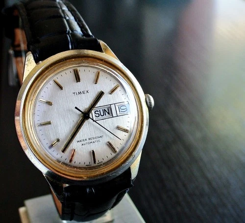 VINTAGE TIMEX 1977 DAY DATE AUTOMATIC MECHANICAL SELF-WINDING MEN'S GOLDEN WATCH