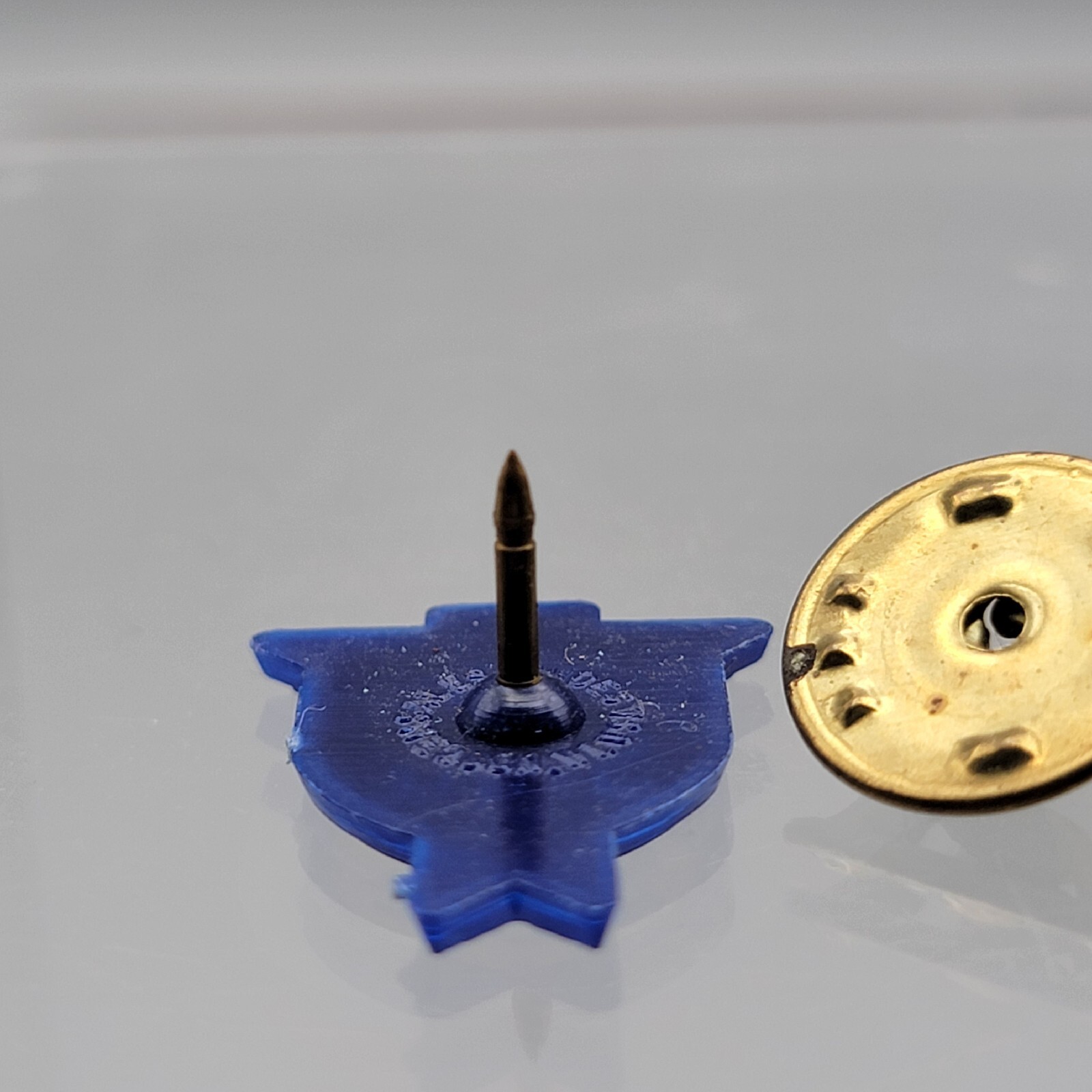 VTG Heilemans Old Style Beer Pin Button Hat Lapel Vest Alcohol Logo Blue Plastic